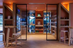 Lounge nebo bar v ubytování Hilton Garden Inn Marseille Provence Airport
