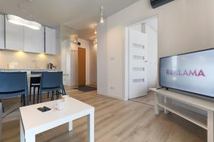 Televízia a/alebo spoločenská miestnosť v ubytovaní Apartamenty Jozefina