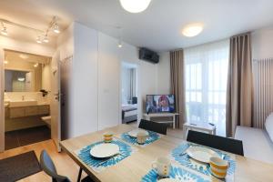 Televízia a/alebo spoločenská miestnosť v ubytovaní Apartamenty Jozefina