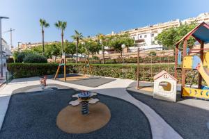 un parque con parque infantil con un mono en el suelo en 215 Navi Golf, en La Cala de Mijas