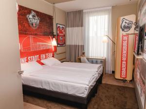 Postel nebo postele na pokoji v ubytování ibis Regensburg Zentrum
