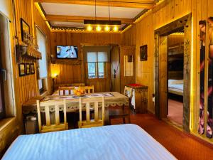 Televízia a/alebo spoločenská miestnosť v ubytovaní Willa Mrzonka Guesthouse