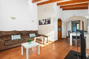 una sala de estar con un sofá y una mesa en Villa Thea, en Cala Blanca