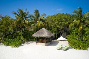 DhidhdhooにあるJA Manafaru Maldivesのビーチのガゼボ(椅子2脚、パラソル付)