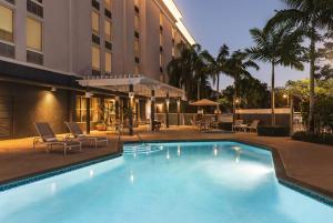 a swimming pool in front of a hotel at Hampton Inn Pembroke Pines in Pembroke Pines