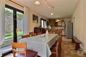 una cucina e una sala da pranzo con tavolo e sedie di Maison Saint LU a Saint-Lunaire