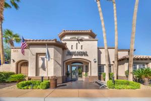 a building with palm trees in front of it at Hilton Vacation Club Desert Retreat Las Vegas in Las Vegas