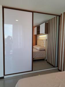 um quarto com uma grande porta de vidro deslizante e uma cama em Vasvita equipetrol monoambiente em Santa Cruz de la Sierra