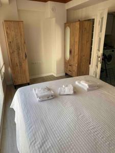 um quarto com uma cama com duas toalhas em Şehir Merkezinde,Dublex apartman em Çanakkale