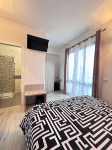 1 dormitorio con cama y ventana grande en Affittacamere In Centro en Tortolì