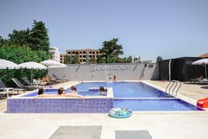 Basen w obiekcie Hotel Lajka Luxury lub w pobliżu