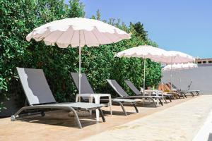 rząd leżaków i parasoli na basenie w obiekcie Hotel Lajka Luxury w Ulcinju