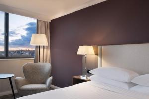 Llit o llits en una habitació de Delta Hotels by Marriott Bristol City Centre
