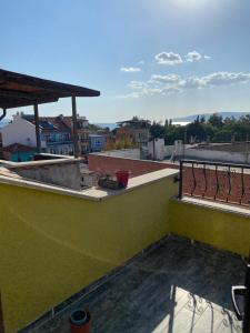 恰納卡萊的住宿－Şehir Merkezinde,Dublex apartman，从建筑物屋顶上可欣赏到风景