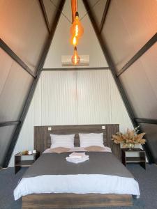 - une chambre dans une tente avec un lit dans l'établissement Green Village Pensiune, à Roşu