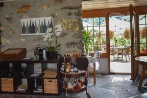 una habitación con una mesa con un jarrón de flores en Hôtel Restaurant Le Saint-Christophe, en Bex