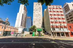 uma rua com dois edifícios altos numa rua da cidade em Hotel Nacional Inn Curitiba Estação Shopping em Curitiba