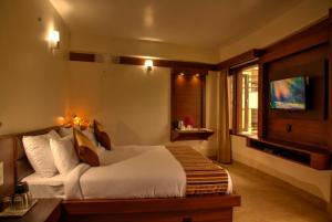 En eller flere senge i et værelse på Goroomgo Luxury Palm Bhimtal - Luxury Room - Excellent Customer Service - Best Seller