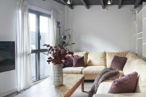 un soggiorno con divano e tavolo di Val Arties 2 by FeelFree Rentals ad Arties
