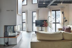 uma sala de estar com um sofá e uma televisão em Val Arties 2 by FeelFree Rentals em Arties