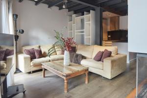 uma sala de estar com dois sofás e uma mesa de centro em Val Arties 2 by FeelFree Rentals em Arties