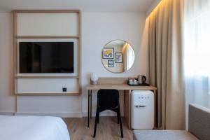 Postel nebo postele na pokoji v ubytování Hilton Garden Inn Marseille Provence Airport