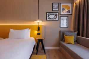 Postel nebo postele na pokoji v ubytování Hilton Garden Inn Marseille Provence Airport