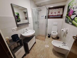 a bathroom with a sink and a toilet and a shower at schöne Wohnung am Georgenberg in Reutlingen