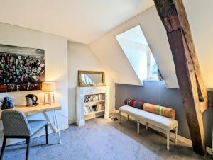 Habitación en el ático con escritorio y ventana en Château Corneille, en Vieux-Villez