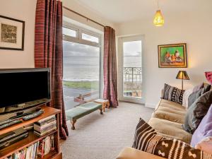 A seating area at 4 Bed in Ogmore-by-Sea 74236