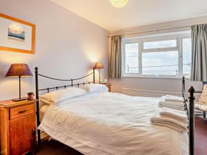 A bed or beds in a room at 4 Bed in Ogmore-by-Sea 74236