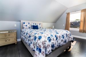 a bedroom with a bed and a dresser and a window at The Wheel of Fortune Duplex- 8BR Free Parking, Minutes From Falls & Casino in Niagara Falls