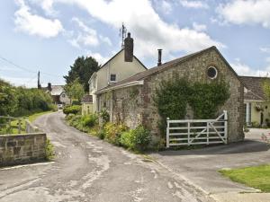 an old stone house on a dirt road at 1 Bed in Winfrith Newburgh 75156 in Winfrith Newburgh