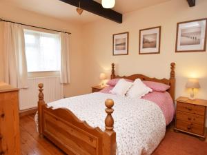 a bedroom with a bed and a window at 1 Bed in Winfrith Newburgh 75156 in Winfrith Newburgh