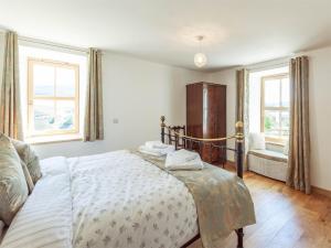 1 dormitorio con 1 cama con 2 toallas en 4 Bed in Grantown on Spey CA027 en Grantown on Spey