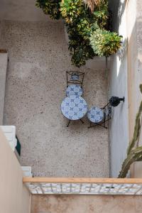 een tafel en stoelen aan een muur bij DESIGNER'S 2BR APARTMENT - SLIEMA FERRIES in Sliema