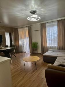 sala de estar con sofá y mesa en Gedimino 9 en Marijampolė