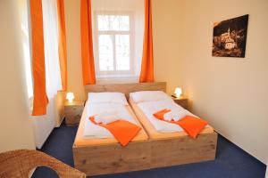 Posteľ alebo postele v izbe v ubytovaní Hotel Praha Potštejn
