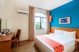 Säng eller sängar i ett rum på Victoria Inn, Penang