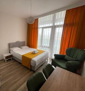 - une chambre avec un lit, une table et des chaises dans l'établissement COLORFUL LİFE ÇAYYOLU, à Ankara
