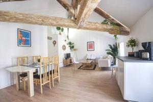 Una cocina y un comedor con mesa y sillas. en Superbe appartement, hypercentre, 4chambres., en Béziers