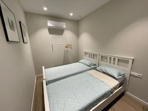 1 dormitorio pequeño con 1 cama con sábanas azules en Apartamento moderno de 70 metros a 300 metros de la playa, en Valencia
