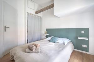 Un dormitorio con una cama grande con toallas. en Superbe appartement, hypercentre, 4chambres., en Béziers