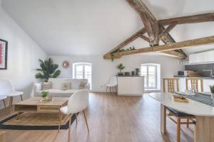 Una sala de estar con un sofá blanco y una mesa. en Superbe appartement, hypercentre, 4chambres., en Béziers 17 fotos más