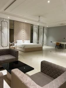 1 dormitorio grande con 1 cama y 1 sofá en Pride Resort, Rajkot, en Rajkot