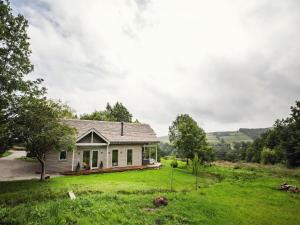 a house on a hill with a green yard at 3 bed in Harrogate 77577 in Timble