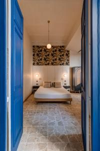 een grote slaapkamer met een bed en een blauwe deur bij DESIGNER'S 2BR APARTMENT - SLIEMA FERRIES in Sliema