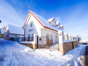 a white house with a fence in the snow at Chaloupka Na Pivovaře Seč in Seč