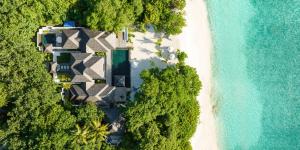- une vue aérienne sur la plage et l'océan dans l'établissement JA Manafaru Maldives, à Dhidhdhoo