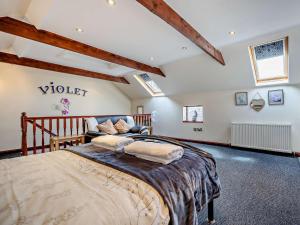 1 dormitorio con 1 cama grande en una habitación en 2 bed in Donna Nook 74152, en North Somercotes
